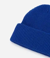 Gorro de punto acanalado color azul eléctrico, sin estampa y con bajo plegado.