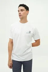 Remera de manga corta color ladrillo con estampado en el pecho.