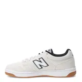 Championes urbanos New Balance modelo 480, color blanco con detalles en negro y suela de goma color caramelo. Presentan el logo característico de la marca en los laterales y cierre con cordones.