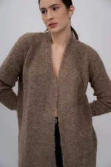 Cárdigan abierto color marrón de punto bouclé, confeccionado en 100% baby alpaca.