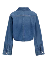 Sobrecamisa cropped de denim azul medio, con cuello clásico, mangas largas globo y dos bolsillos de parche con tapa en el pecho.