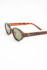 Lentes de sol con armazón ovalado de acetato negro y micas oscuras.