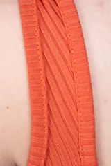 Body color naranja de tejido de punto acanalado, con breteles anchos y escote cuadrado.