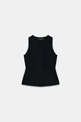 Chaleco negro sin mangas, de cuello redondo y corte entallado con peplum sutil. Presenta un panel central vertical con pinzas y falsos bolsillos de vivo en la parte inferior delantera.