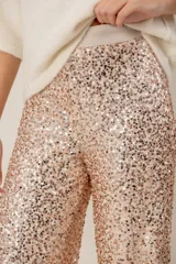 Pantalón de corte recto y tiro alto, completamente cubierto de lentejuelas en tono rosado metalizado.