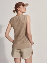 Musculosa de punto color beige con diseño calado y aberturas laterales.