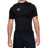 Remera térmica negra de manga corta con cuello redondo y logo de Umbro estampado en el pecho.