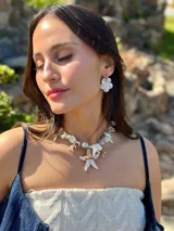 Collar corto con cuentas de nácar en diferentes formatos, perla natural XL y medallón de resina. Se cierra con cadena de acero quirúrgico y ganchito para regular el largo.