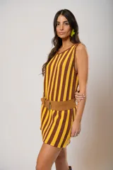 Vestido corto tejido a rayas verticales color amarillo y marrón, con escote redondo y mangas sisa. Incluye cinturón marrón con hebilla dorada.