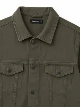 Campera de jean clásica en color azul, con cierre frontal de botones metálicos, dos bolsillos con solapa en el pecho y dos bolsillos laterales. Presenta costuras reforzadas y puños abotonados.