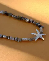 Collar de alpaca con cuentas de labradorita, jaspe rojo y cuarzo lima. Incluye una estrella de mar realizada a mano y una perla de río natural.