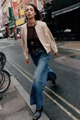 Campera bomber color beige, de cuello redondo y manga larga. Tiene bolsillos delanteros y bajo acabado en elástico. Cierre frontal con cremallera.