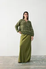 Sweater de tejido de punto con diseño oversize, cuello en V y mangas largas. Presenta un patrón de rayas horizontales en tonos verdes y marrones.