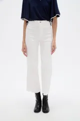 Pantalón jean blanco de corte recto y tiro alto con terminación deshilachada en el Isodelo.