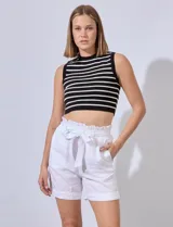 Short blanco de tencel, con pretina ancha elastizada y lazo de ajuste. Presenta bolsillos verticales en la parte delantera.