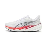 Championes de running Puma Velocity Nitro, modelo blanco con detalles en rojo y gris, tecnología NITRO en la entresuela y diseño de malla técnica transpirable.
