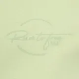 Buzo verde claro de corte estándar, con cuello redondo y puños ribeteados.