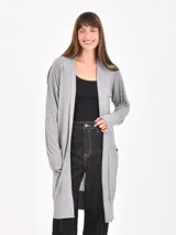 Saco largo negro de punto, con cuello abierto, mangas largas y dos bolsillos delanteros.