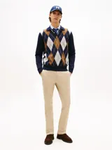 Pantalón chino de sarga para hombre, con diseño de pierna recta, bolsillos diagonales y traseros, y cierre de cremallera con botón.
