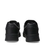 Championes urbanos Umbro modelo Milo, color negro, con diseño de caña baja, confeccionados en material sintético con perforaciones en la puntera y logo de la marca en el lateral y la lengüeta.