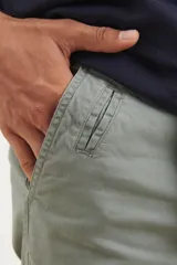 Bermuda de gabardina color verde medio, corte recto y largo a la rodilla.