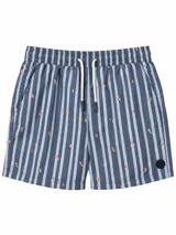 Short de baño de secado rápido con diseño de rayas verticales en tonos grises y celestes, complementado con un estampado sutil de tablas de surf. Cuenta con cintura elástica ajustable mediante cordones claros.