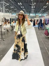 Falda larga de algodón orgánico pintada a mano con diseño abstracto en tonos beige, negro y blanco.