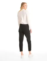 Pantalón de corte crop, color gris, con diseño de cinco bolsillos, cierre frontal con botón y ruedo irregular con terminación desflecada.