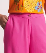 Pantalón modelo pantalona de corte amplio, confeccionado en una mezcla de viscosa y lino. Presenta cintura con botón, cierre de cremallera y bolsillos laterales.