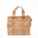 Bolso tipo shopper color beige con diseño acolchado y pespuntes formando rombos. Tiene doble asa de hombro con la inscripción "TOTE BAG" en marrón.