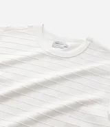 Remera de corte regular confeccionada en algodón, con cuello redondo y mangas cortas. Presenta una textura de rayas horizontales trabajadas en relieve sobre toda la prenda.