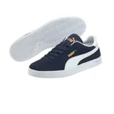 Championes Puma Club de estilo urbano, confeccionados en gamuza negra con la icónica franja lateral en cuero blanco y suela de goma texturizada en tono crema.