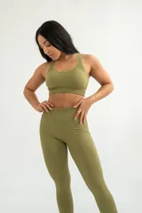 Top deportivo color verde oliva, con breteles finos y espalda deportiva.