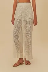 Pantalón de encaje color crudo con pretina elástica.