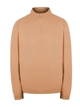 Sweater color marrón claro de tejido de punto con cuello alto y medio cierre frontal.