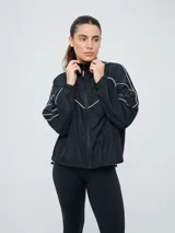 Campera cortaventos Umbro de diseño colorblock en tonos celeste, beige y azul marino, con cuello alto, cierre frontal y bolsillos laterales.