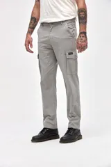 Pantalón cargo de gabardina en color gris, con corte standard slim. Presenta bolsillos laterales y bolsillos cargo con solapa y botones en los muslos.