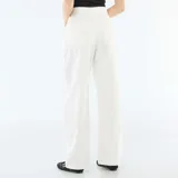 Pantalón de jean con corte globo, tiro alto y diseño de pierna ancha. Presenta cierre frontal con botón y bolsillos laterales.