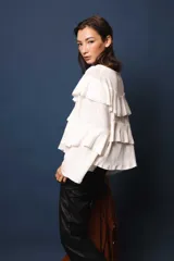 Blusa de lino color blanco, con silueta oversize, cuello bote y volados en el frente.