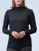 Polera gris de tejido fino con cuello alto y mangas largas con aplique de botones en los puños.