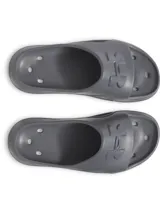 Sandalia tipo slide para hombre, color gris oscuro, fabricada en material sintético con orificios laterales para drenaje de agua. Presenta un logo en relieve en la tira superior.