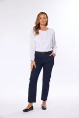 Pantalón recto de gabardina azul marino con spandex, tiro medio, bolsillos laterales y presillas para cinturón.