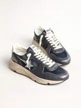 Zapatillas urbanas Golden Goose modelo Running Sole, color azul con detalles en gris y blanco, con estrella plateada con glitter en el lateral y suela de goma color crema.