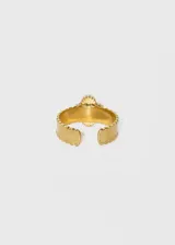 Anillo dorado de acero quirúrgico con dije de trébol blanco.
