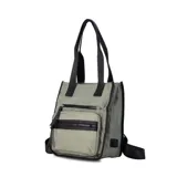 Mochila y cartera híbrida confeccionada en nylon de color beige con detalles y correas en negro. Posee dos asas superiores para llevar al hombro y correas traseras ajustables para usar como mochila. Presenta dos bolsillos frontales con cierre de cremallera y tiradores largos.