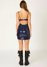 Vestido corto ajustado de tirantes finos, completamente cubierto de lentejuelas en color azul marino con acabado brillante.