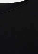 Camiseta negra de diseño ajustado, con escote redondo y mangas largas.