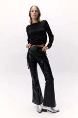 Remera negra de mangas largas con lurex.