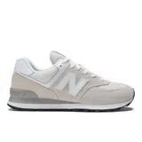 Championes urbanos New Balance modelo ML574EVW, color gris claro con detalles en blanco, confeccionados en gamuza y malla, con logo "N" característico en los laterales y entresuela ENCAP.