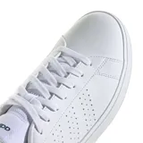 Championes Adidas Advantage Base 2.0 de estilo urbano inspirado en el tenis, confeccionados en cuero sintético con perforaciones laterales que forman las tres bandas características de la marca. Presentan cierre con cordones, interior acolchado y suela de goma resistente.